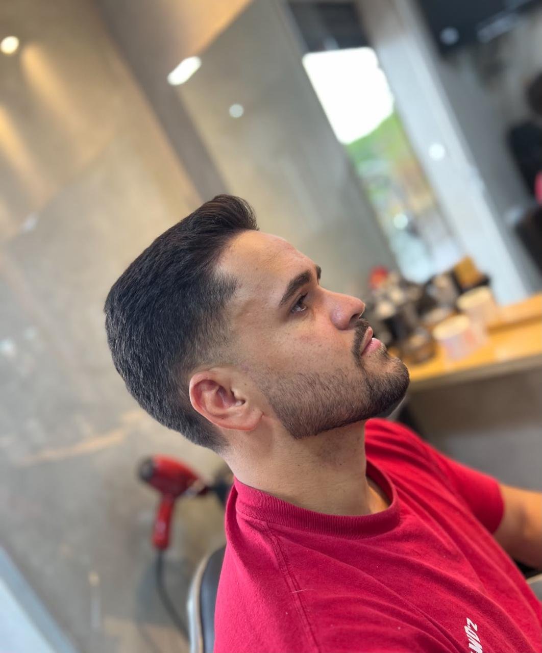 Corte com degradê e barba feitos na Menz's Barbearia